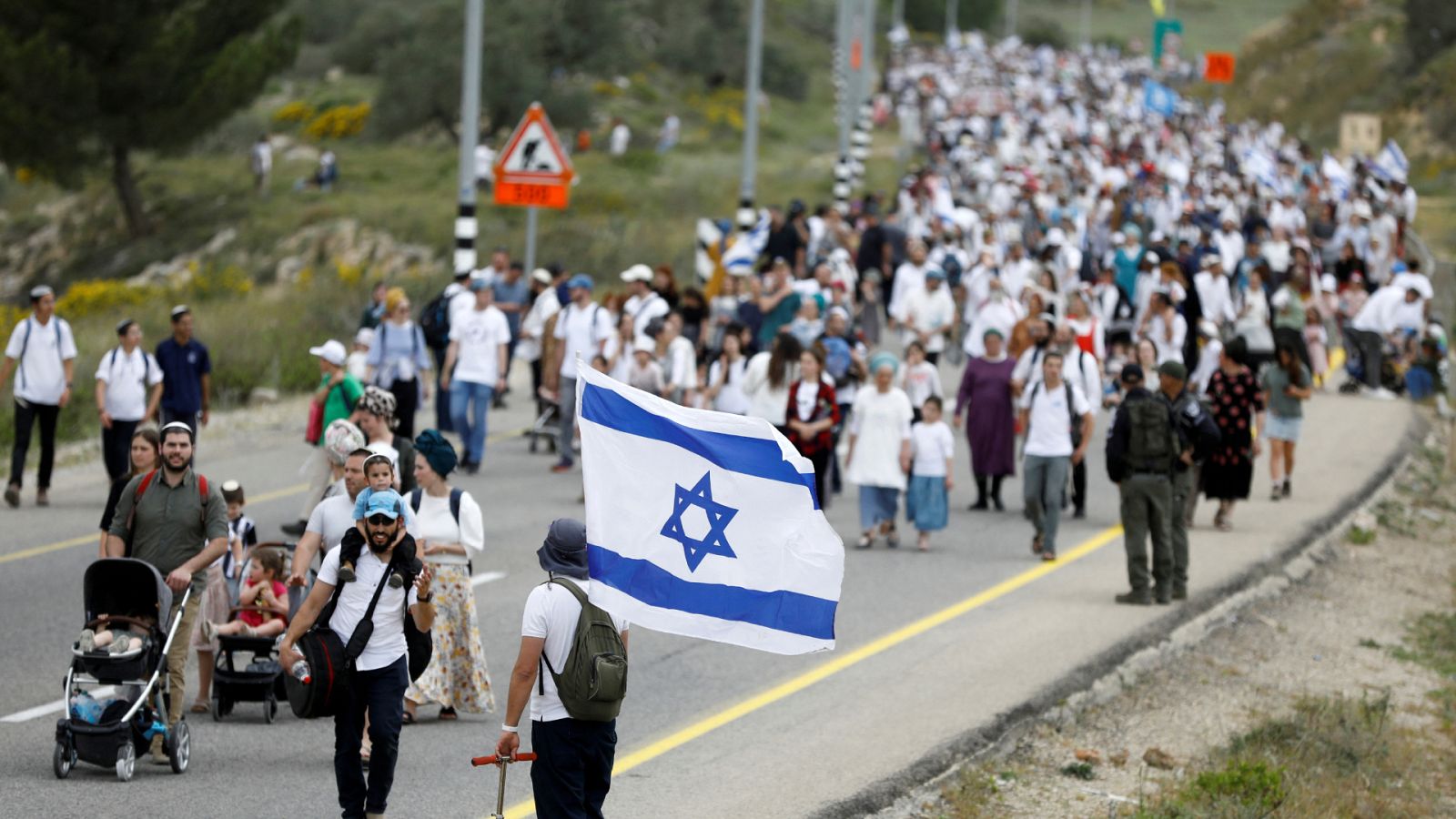 Miles de israelíes marchan hacia un asentamiento en Cisjordania