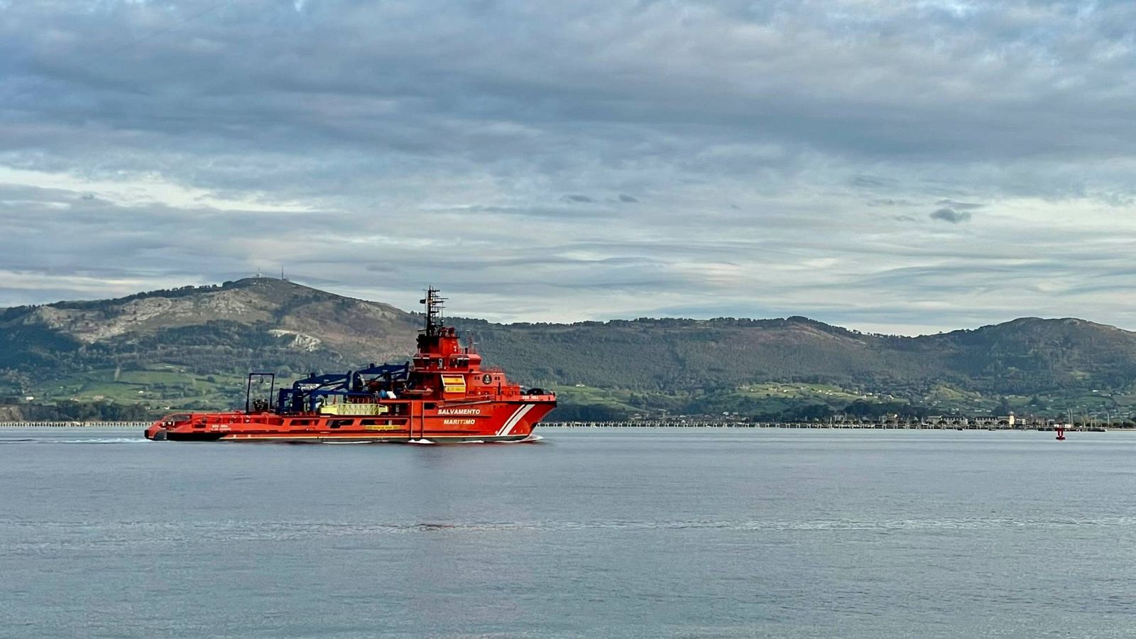 El barco de Salvamento Marítimo Don Inda, que opera el Rov Comanche, durante las maniobras para acceder al Vilaboa Uno