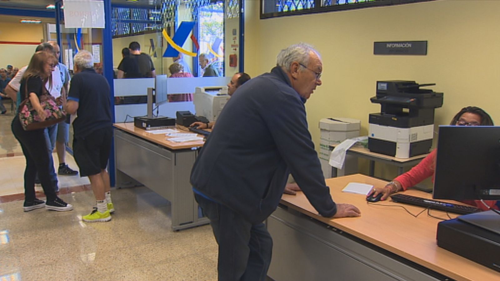 Una de les oficines d'Hisenda de Palma plena de gent fent la declaració de la renda
