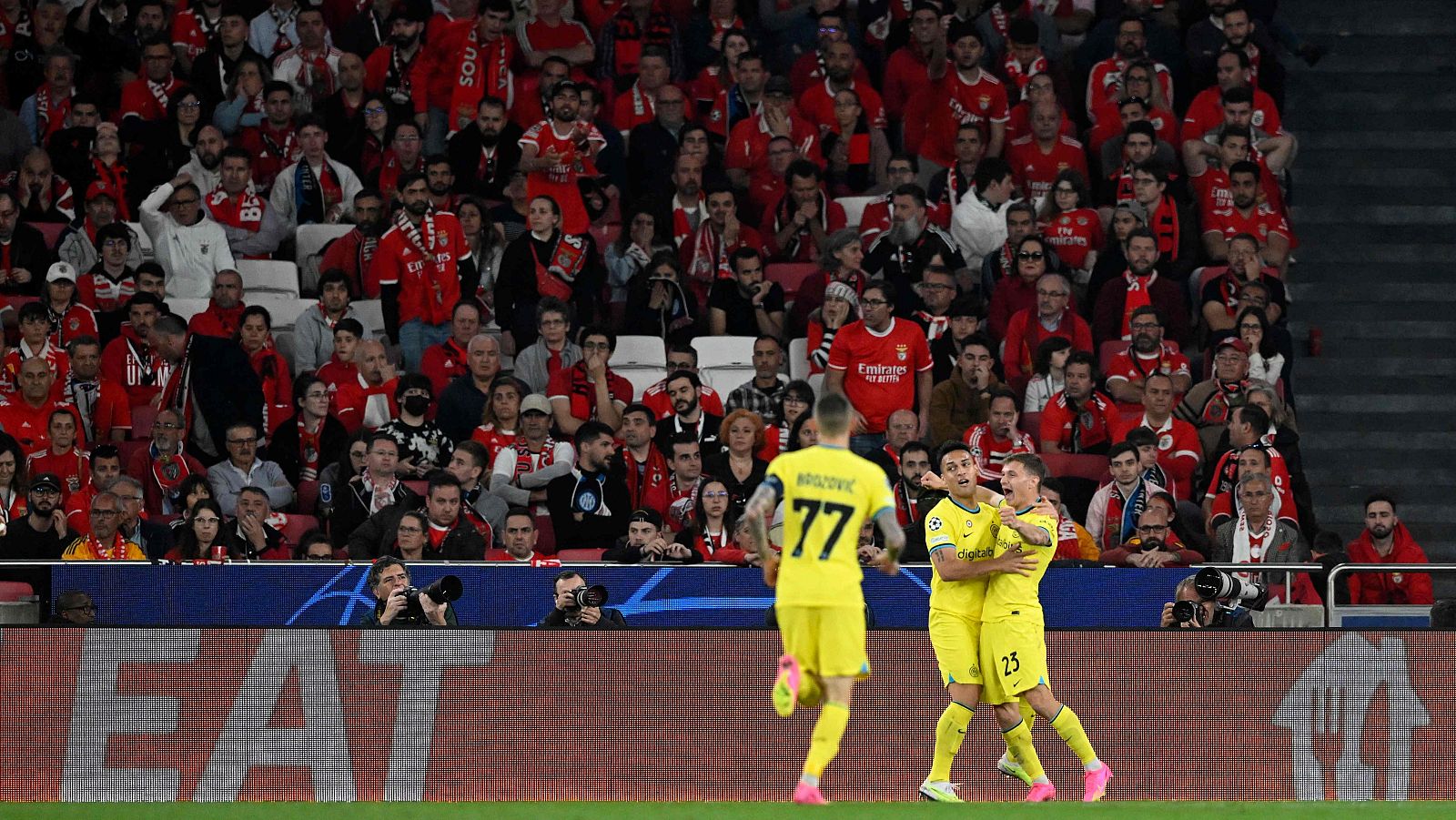 El Inter de Milán encarrila la eliminatoria en da Luz con dos zarpazos de Barella y Lukaku