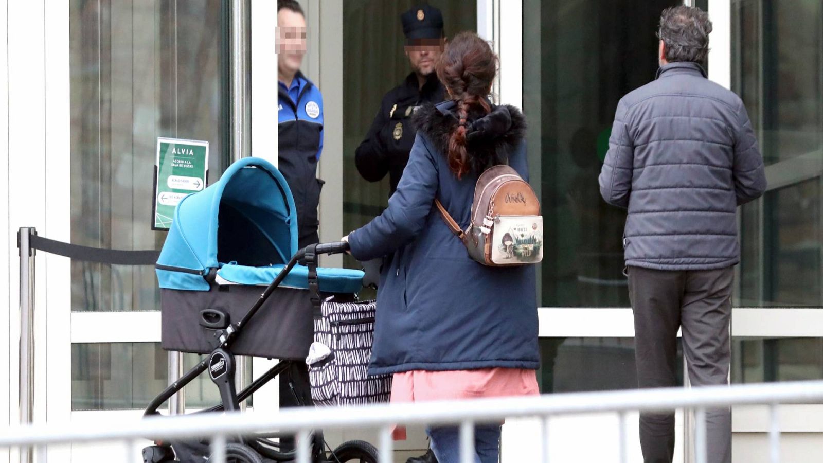 Familiares de fallecidos y accidentados en el descarrilamiento del tren Alvia en 2013 en Santiago