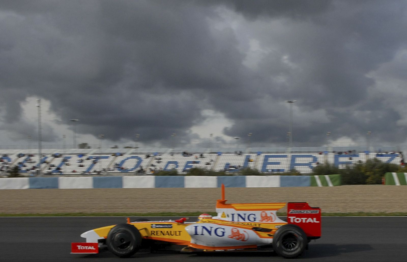 Fernando Alonso, en los entrenamientos en Jerez