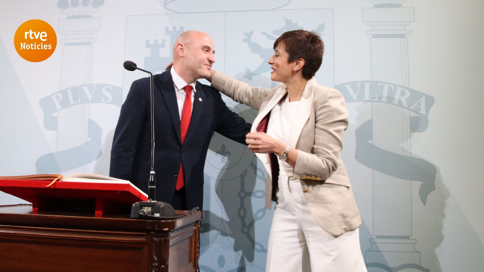 El nou delegat del Govern a Catalunya, Carlos Prieto, saluda la ministra de Política Territorial