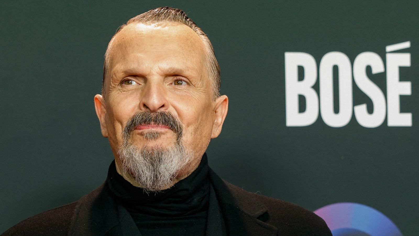 Miguel Bosé en el photocall de la serie 'Bosé'