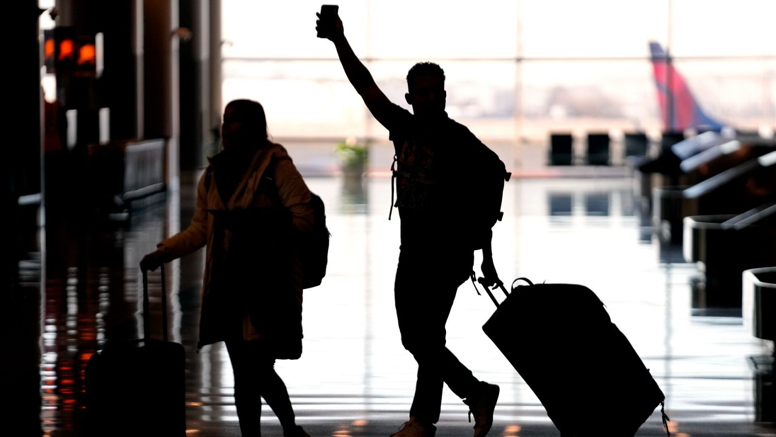 Dos pasajeros se dirigen a embarcar en el aeropuerto de Salt Lake