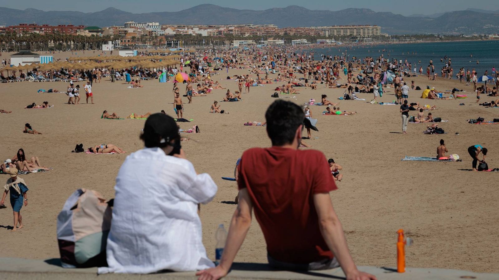 Calor en la playa de la Malvarrosa de Valencia