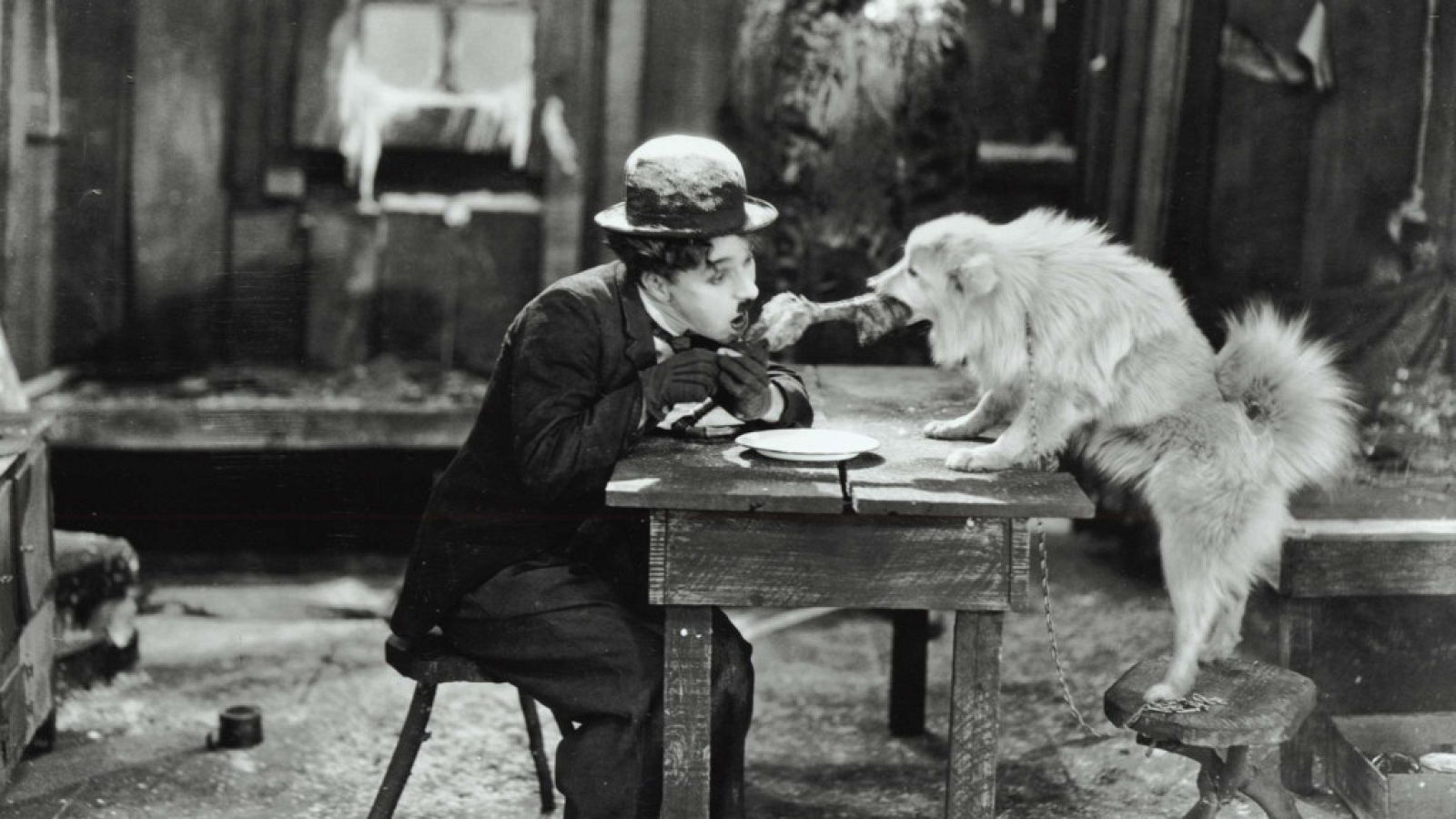 Charles Chaplin en una escena de 'La quimera del oro'
