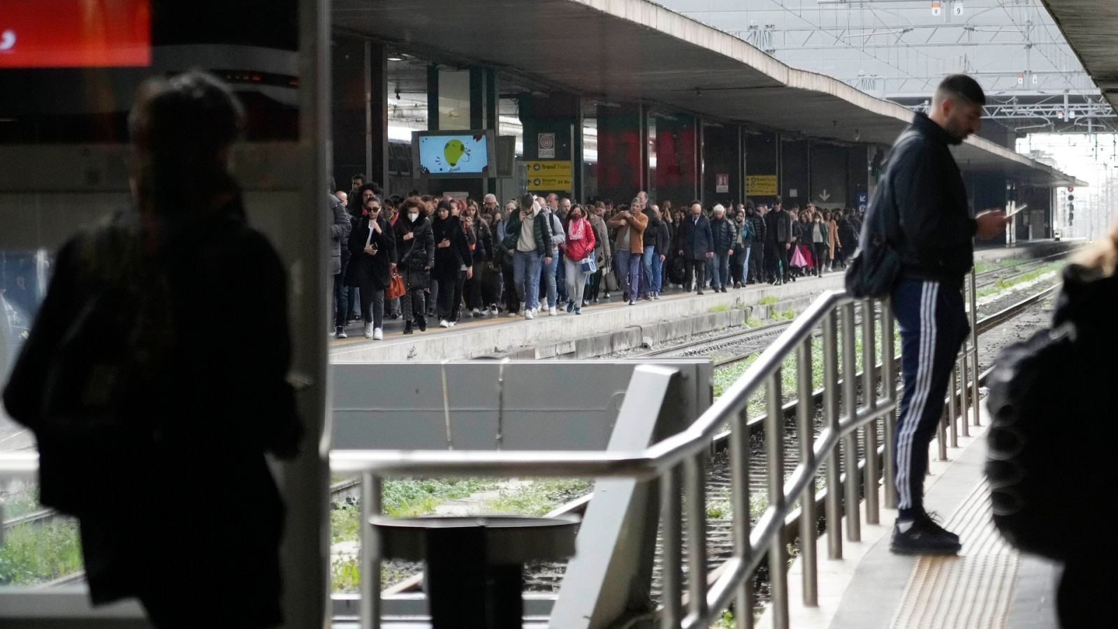 Pasajeros en un andén de la estación de trenes de Roma Termini