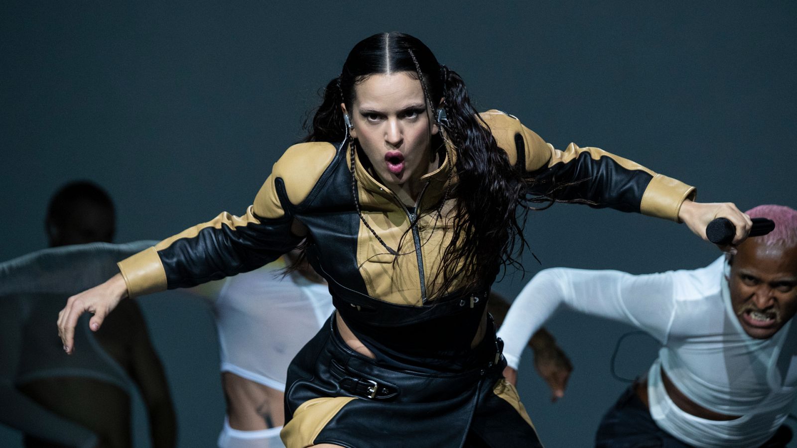 Rosalía durante uno de sus conciertos