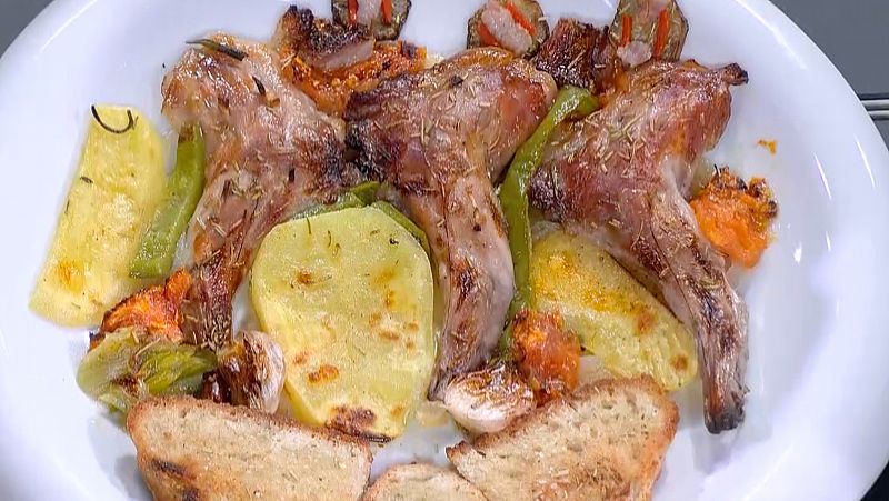Receta de conejo al horno con cebolla y patatas de Jorge Juan