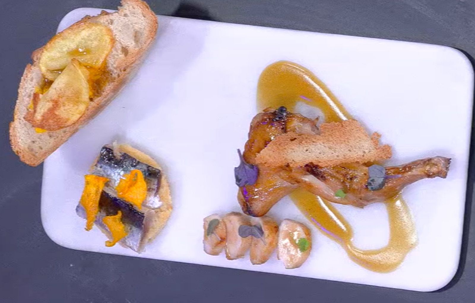 Receta de tres tapas de sardina ahumada, conejo y huevos a lo pobre de Alex
