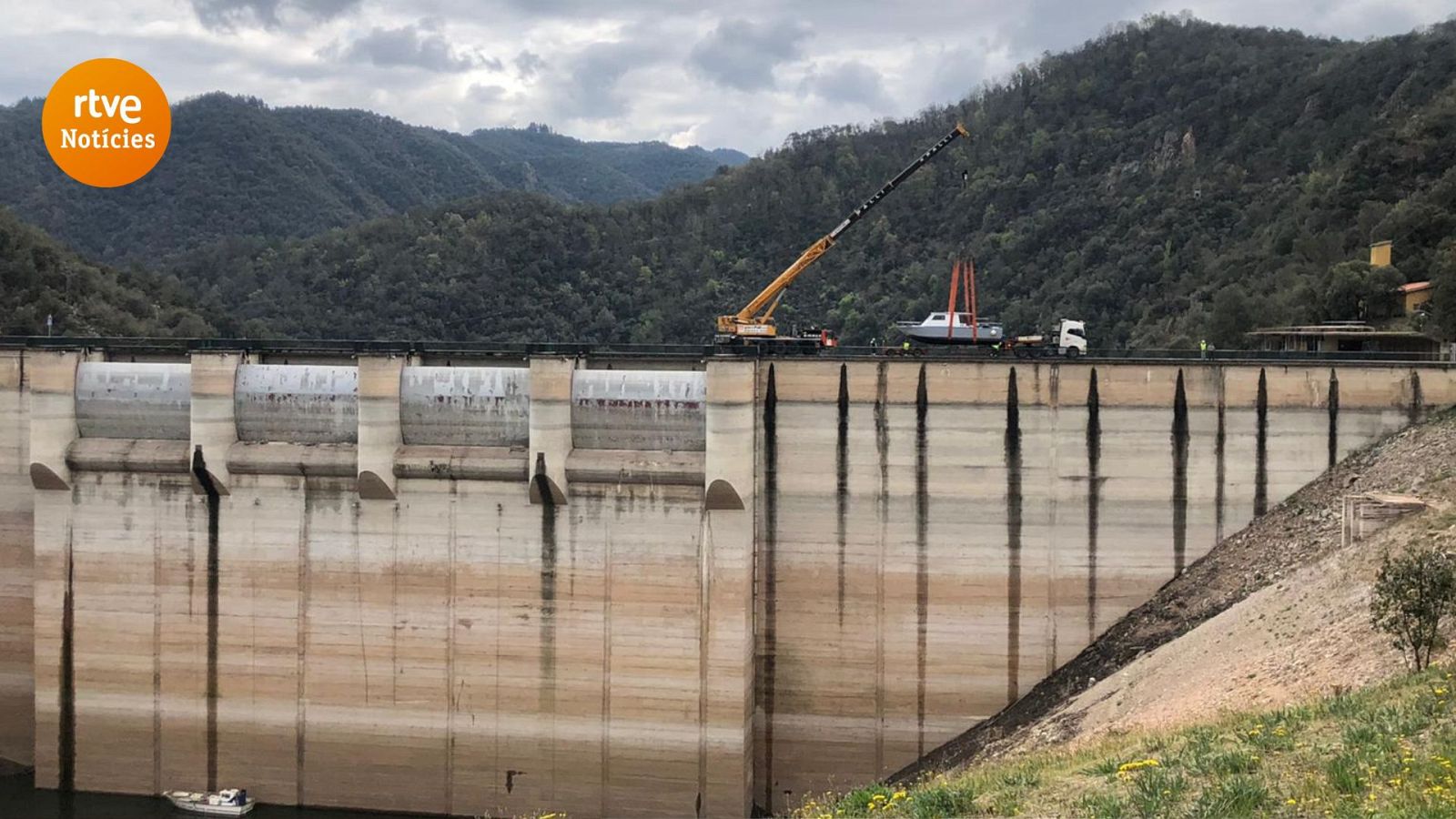 Retiren un dels vaixells de pesca del pantà de Sau