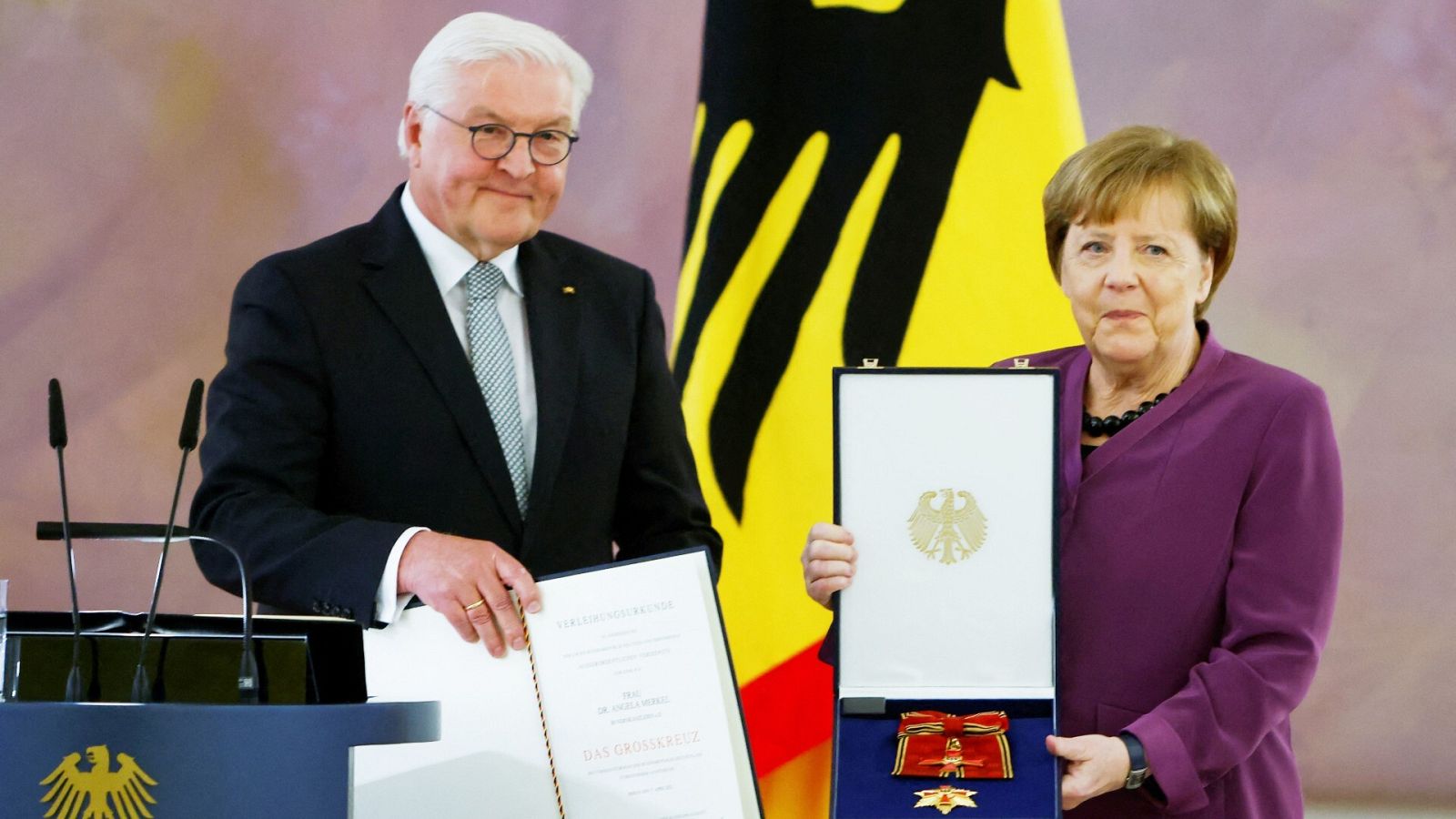 El Presidente alemán, Frank-Walter Steinmeier, condecora a la excanciller Angela Merkel con la Orden al Mérito más alta del país