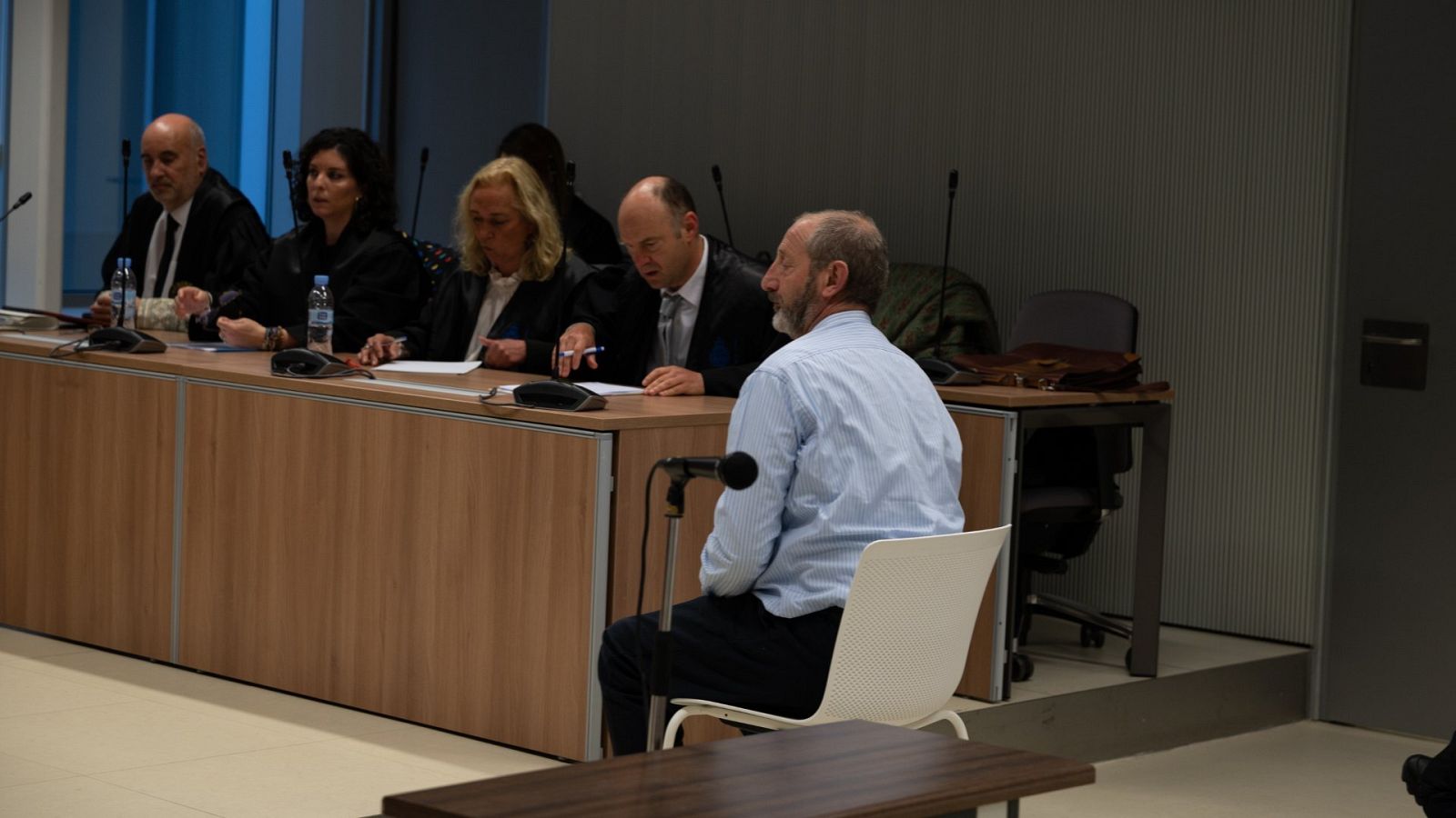 El acusado por el asesinato de Álex, Francisco Javier Almeida (d), durante el juicio