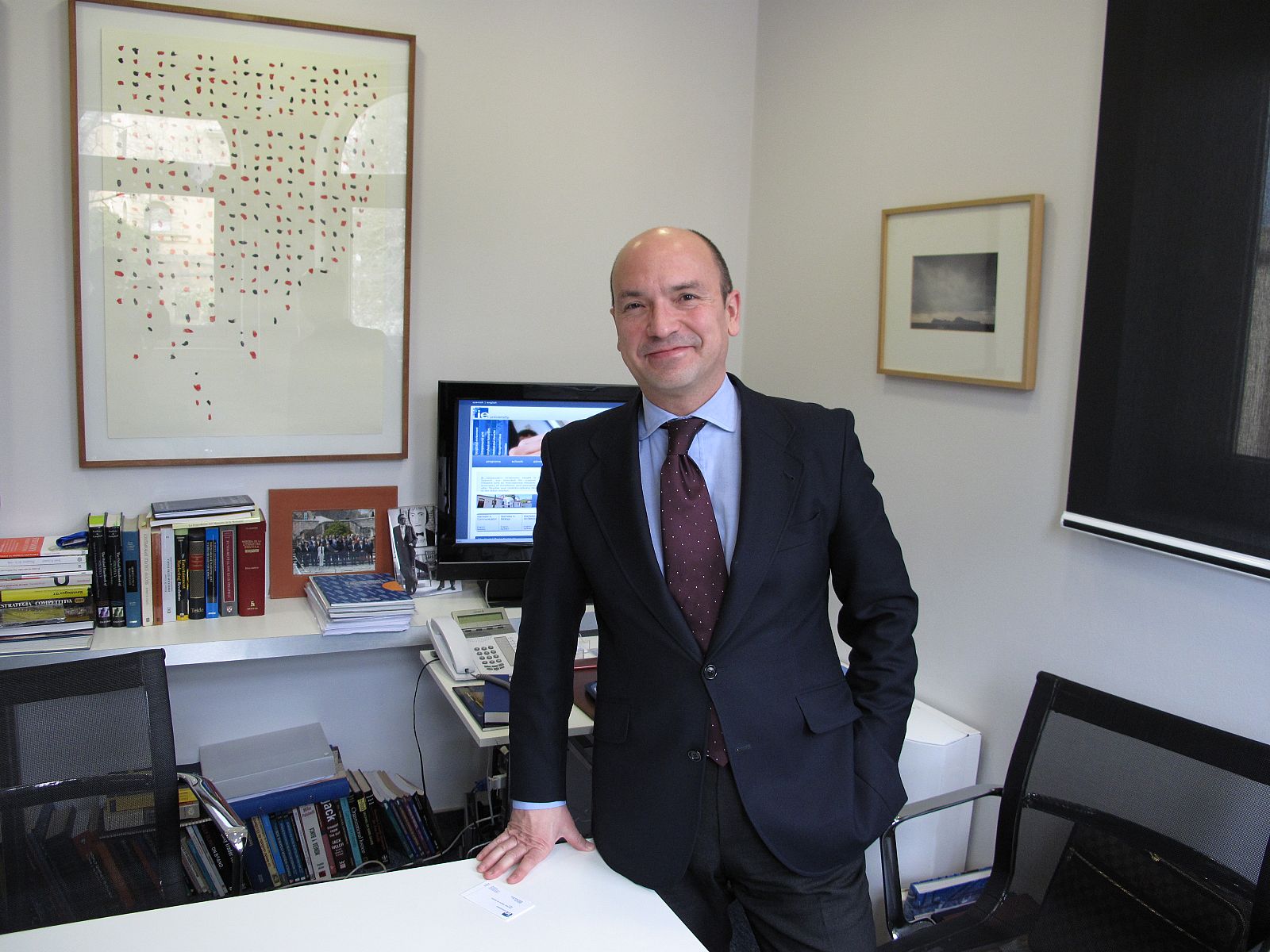 Santiago Íñiguez, rector de la IE Universidad, en su despacho
