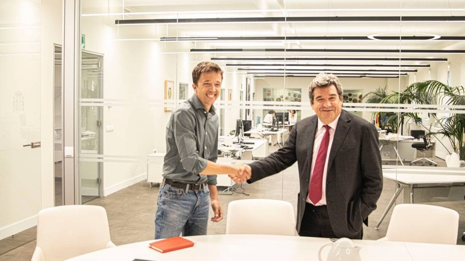 El líder de Más País, Íñigo Errejón, y el ministro de Inclusión, Seguridad Social y Migración, José Luis Escrivá