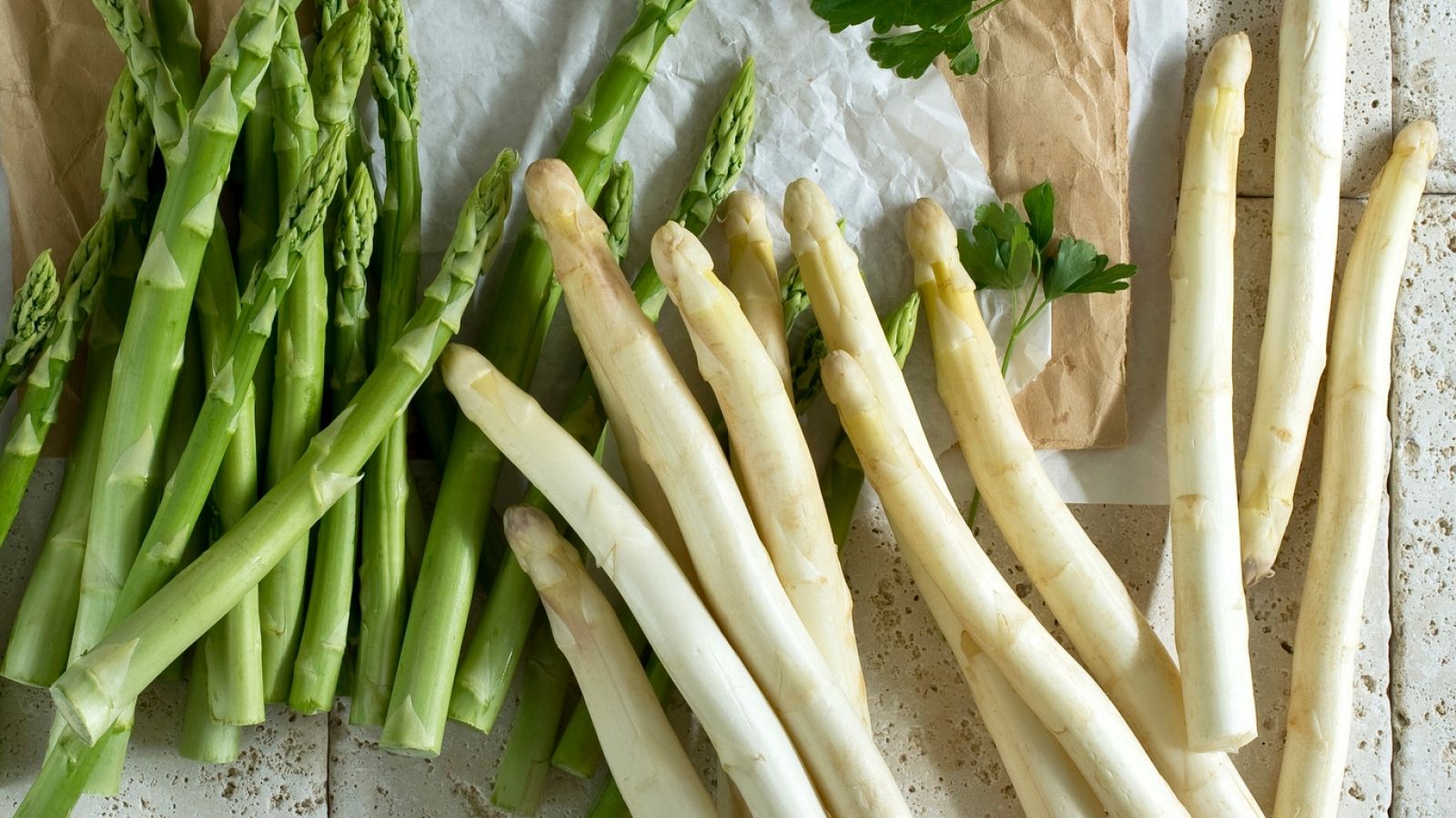 ¿Por qué huele más el pis cuando comes espárragos?