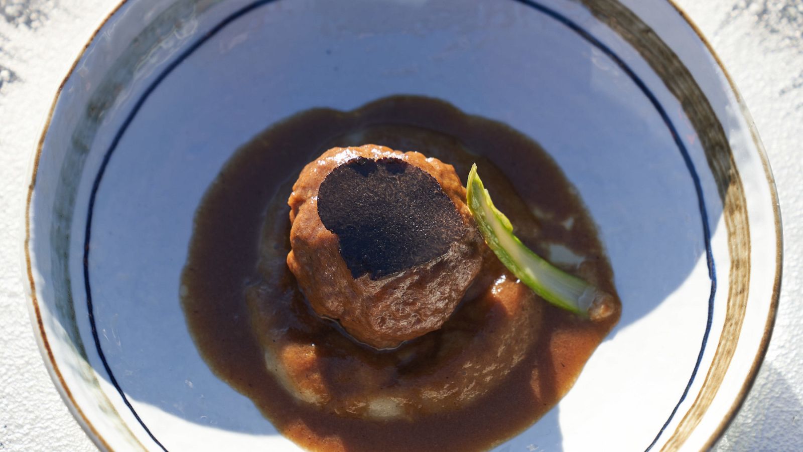 Receta de albóndiga sobre puré de patata trufada