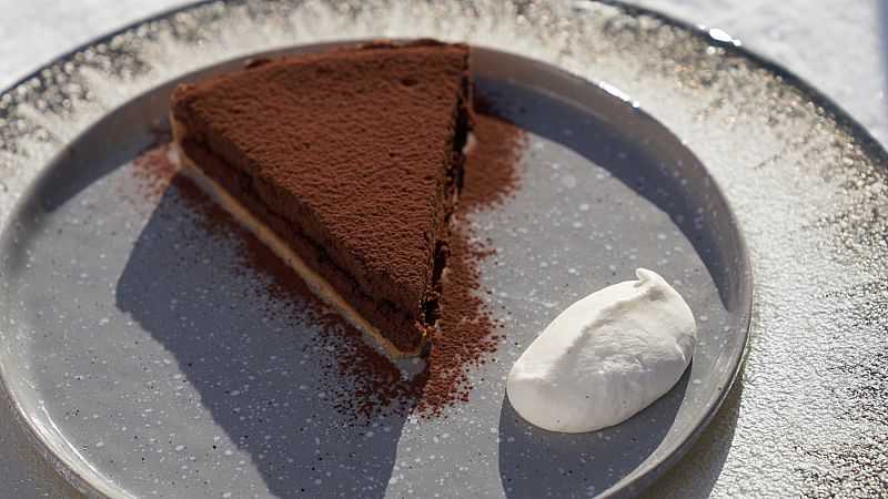 Receta de tarta cremosa de chocolate con crema a la vainilla de MasterChef