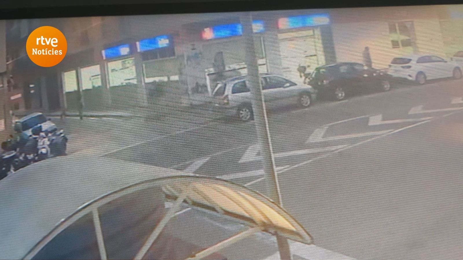 Moment de l'atropellament d'una dona per un patinet a Badalona