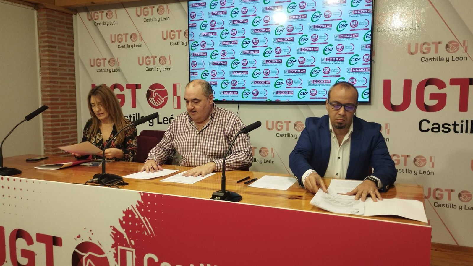 Ana Rosa Arribas, de CCOO; en el centro Tomás Pérez, de UGT, y a la derecha Enrique Vega, de CSIF.