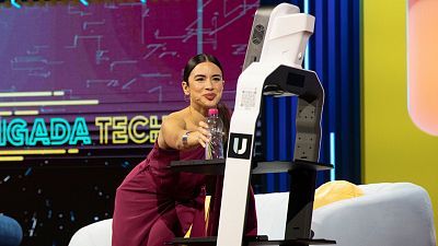 Blanca Paloma conoce a Humi, el robot pich�n n�mero 1 en 'Brigada Tech'