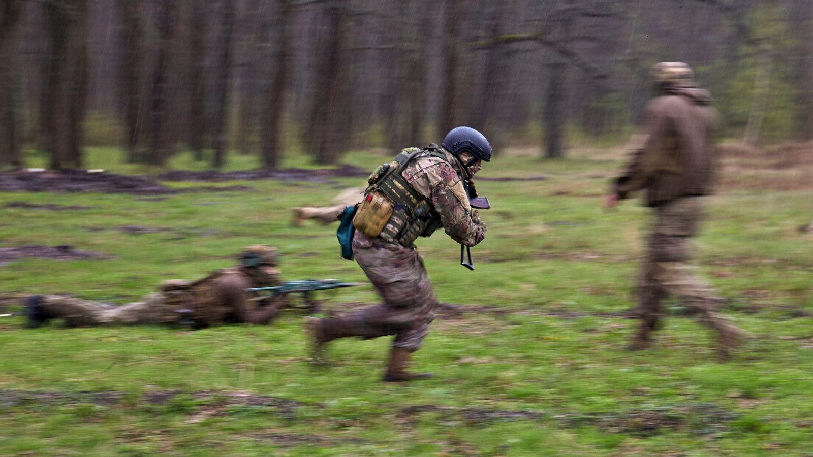 Miembros de la recién creada brigada "Espartana" participan en un entrenamiento militar en un campo de tiro cerca de Járkov