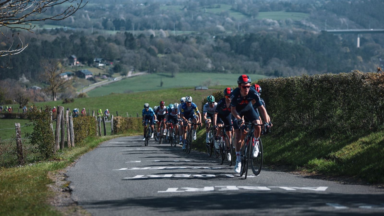 INEOS y el pelotón en la Côte des Roche-aux-Faucons