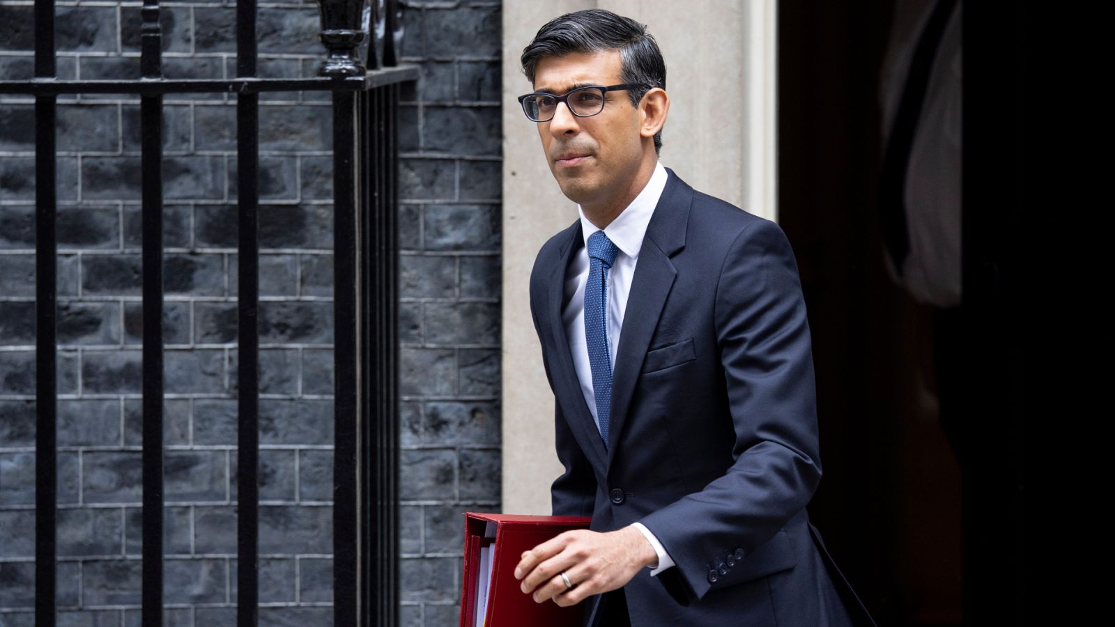 El primer ministro británico, Rishi Sunak, saliendo de Downing Street