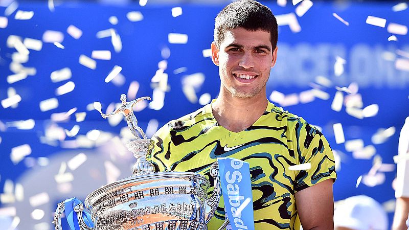 Carlos Alcaraz abruma a Tsitsipas y revalida el Conde de Godó