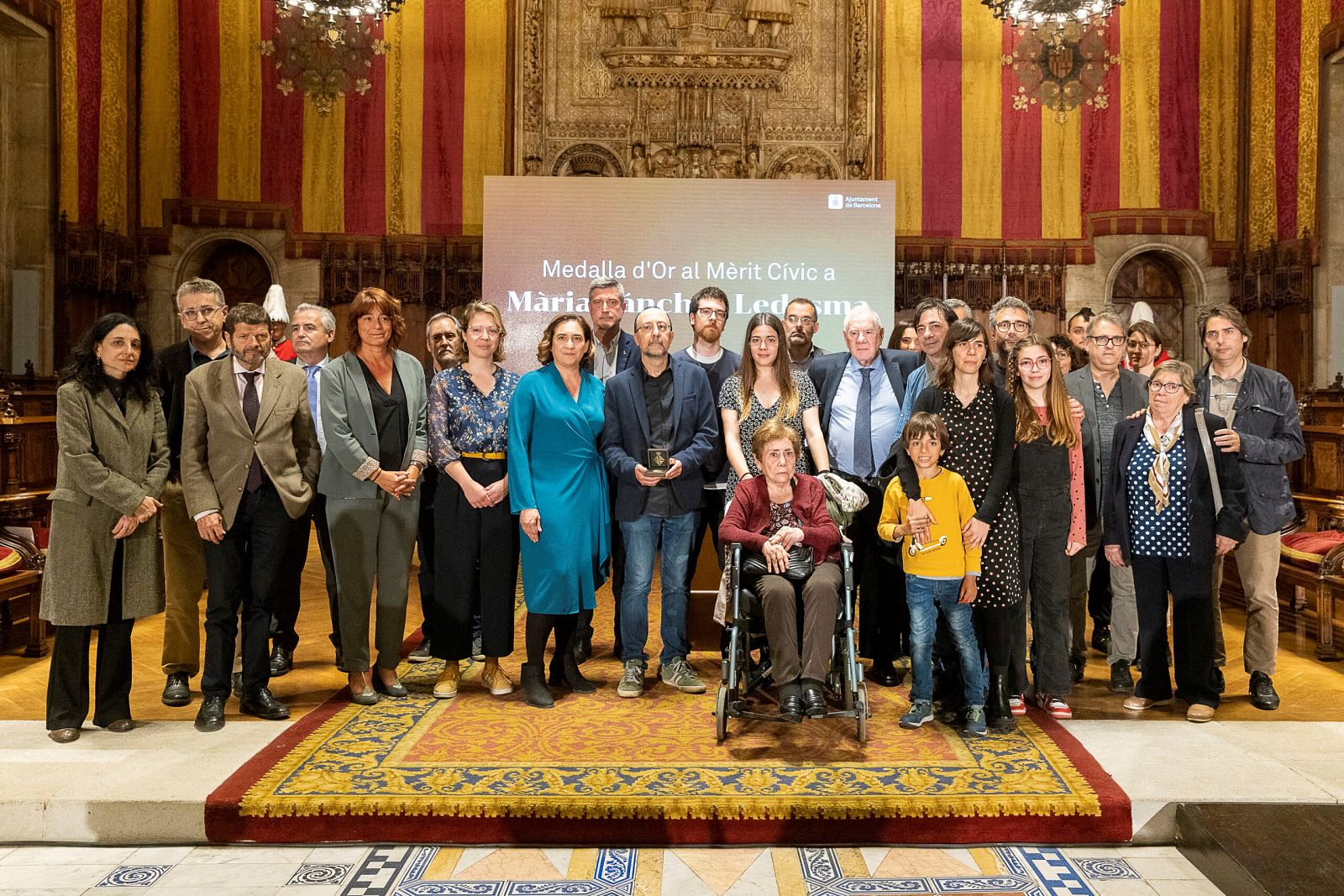 El ple de l'Ajuntament amb la família de Mària Sánchez Ledesma