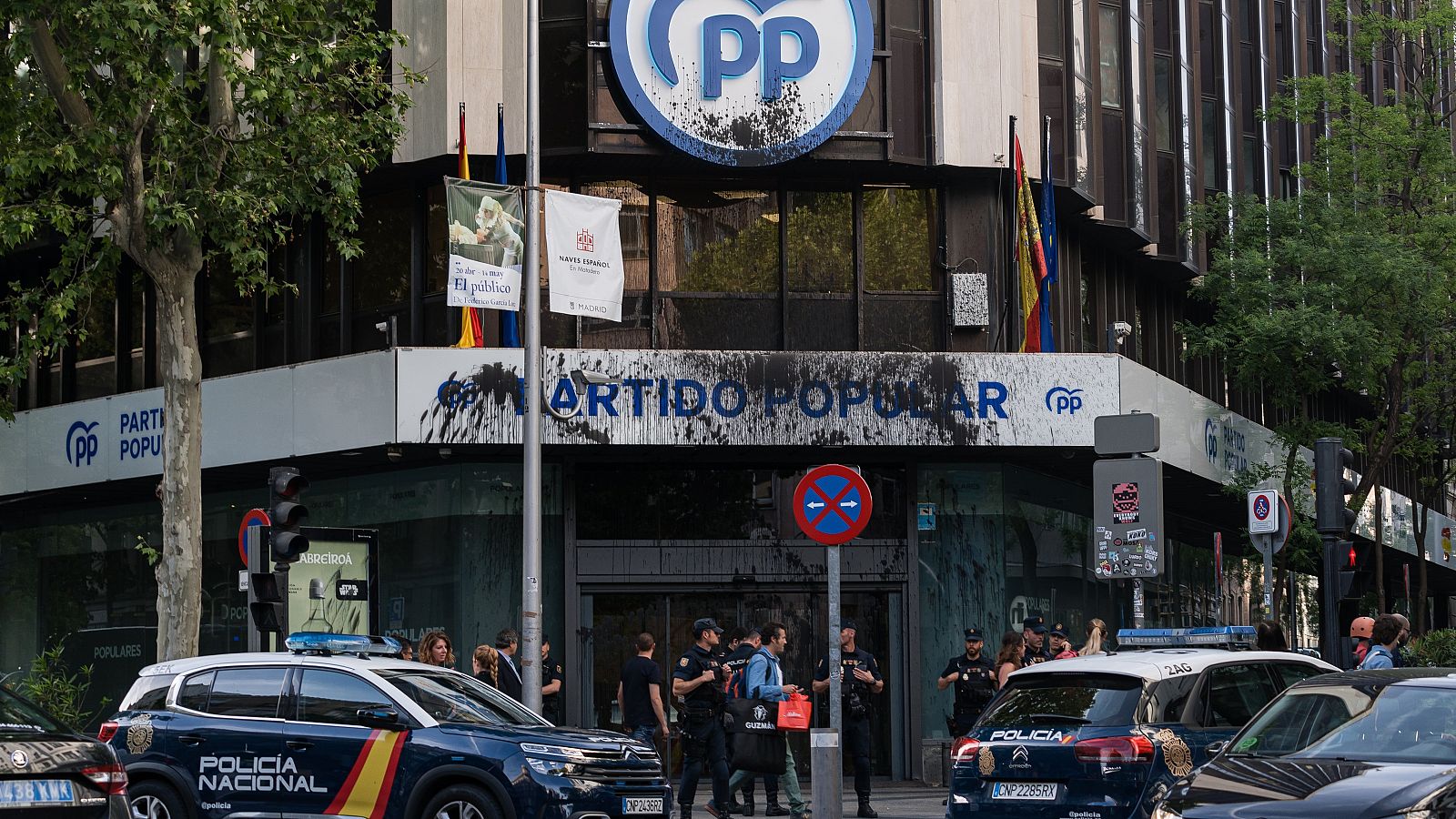 Agentes de la policía nacional frente a la fachada de la Sede del Partido Popular