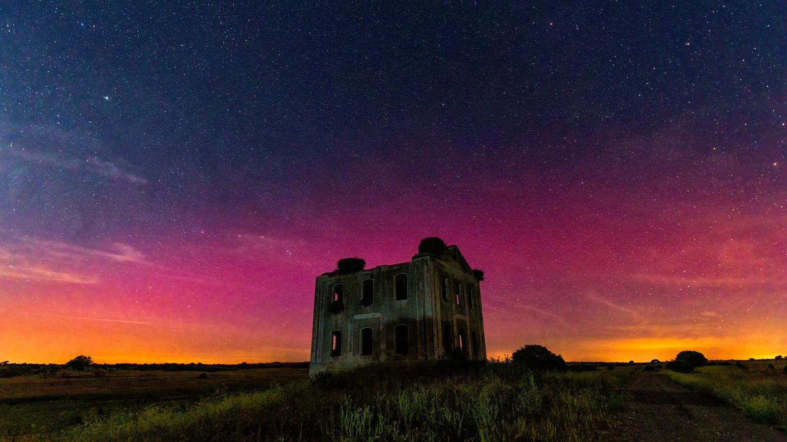 Fotografía de una aurora boreal capturada en Casar de Cáceres, imagen del día para la NASA