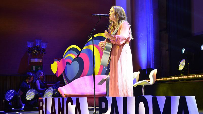 Beth canta "Dime" durante el concierto de despedida de Blanca Paloma antes de Eurovisión