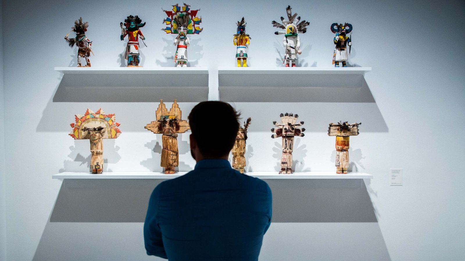 La exposición 'Dioses,magos y sabios' se acompaña de piezas de las colecciones particulares de los diez artistas