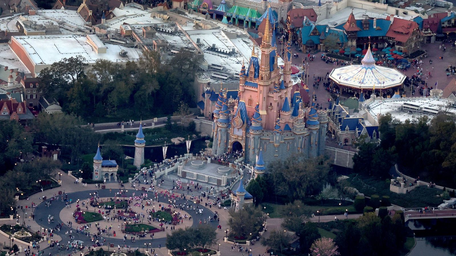 Disney y Ron DeSantis mantienen su pulso por el control del parque en Orlando