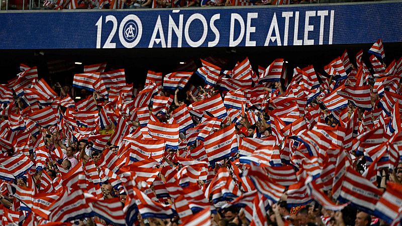 Ambientazo en el Metropolitano en el partido del 120º aniversario del Atlético de Madrid