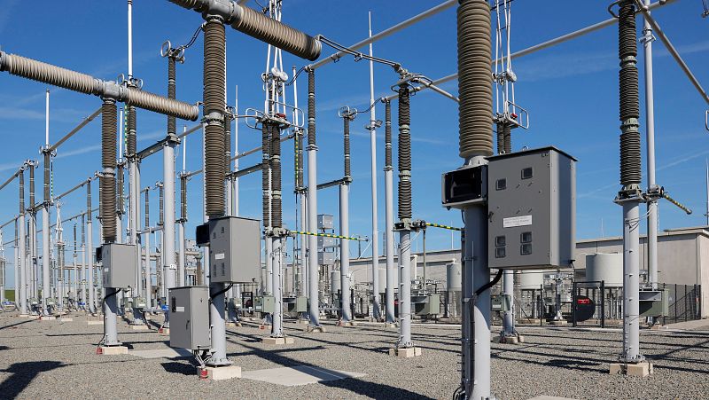  El precio de la luz cae un 22%, hasta los 83,4 euros/MWh este sábado