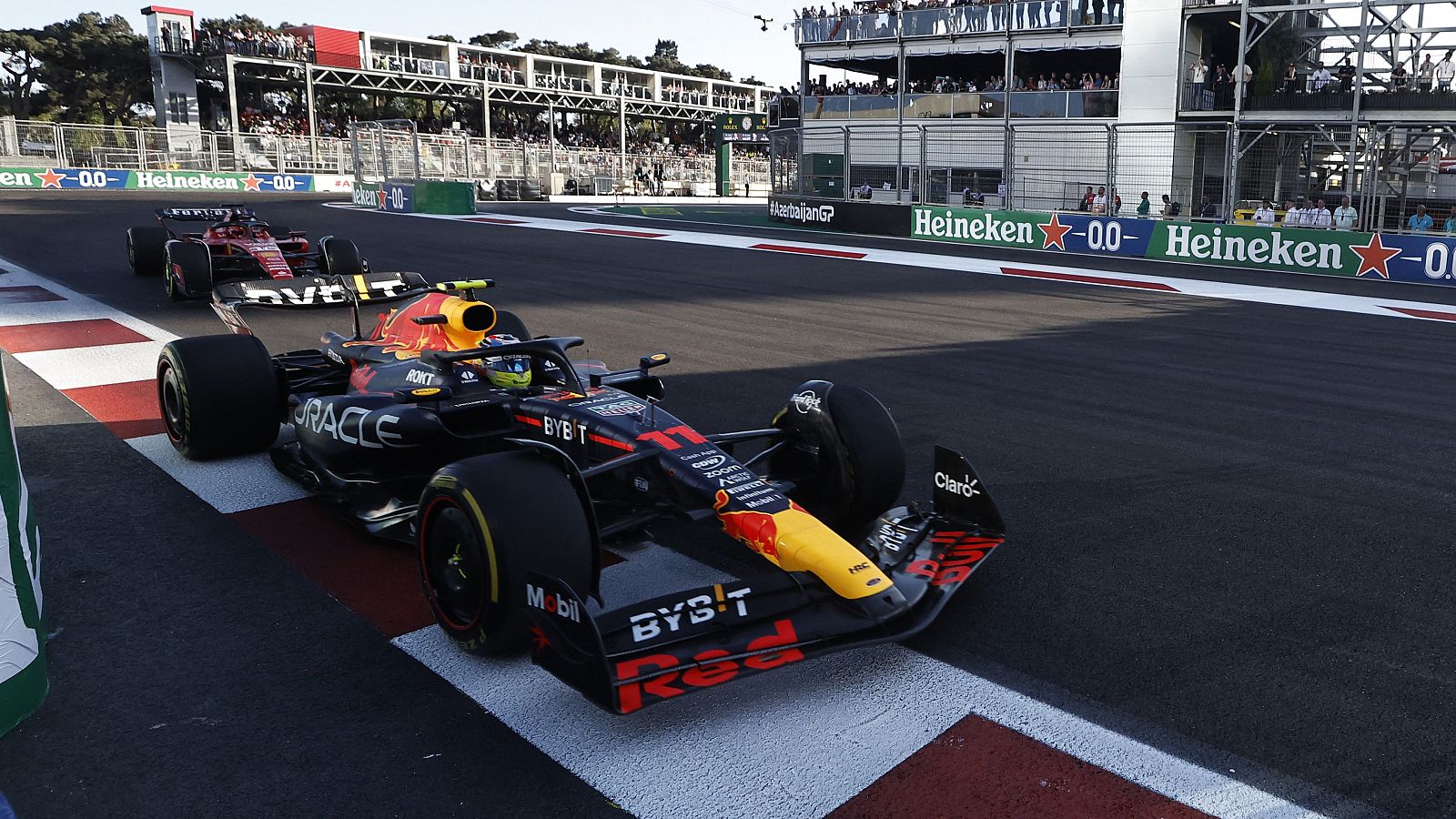 Checo Pérez se lleva la victoria en la carrera al sprint