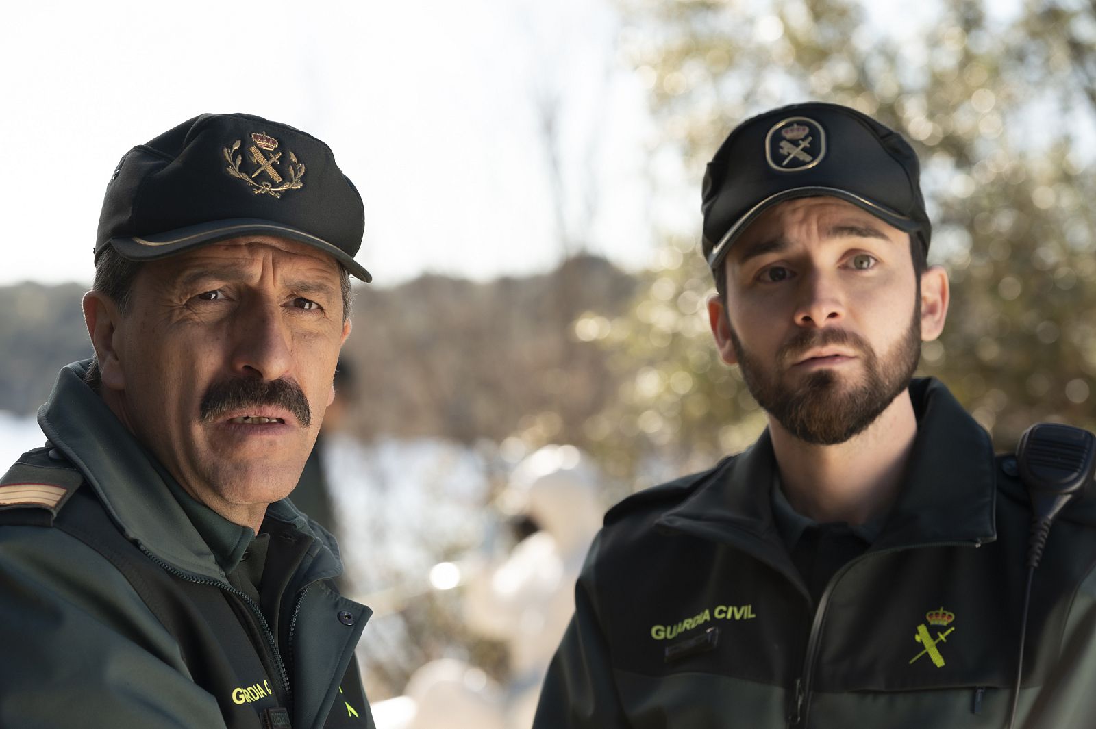 Javier y Martínez encuentran en el río un cuerpo envuelto en plástico