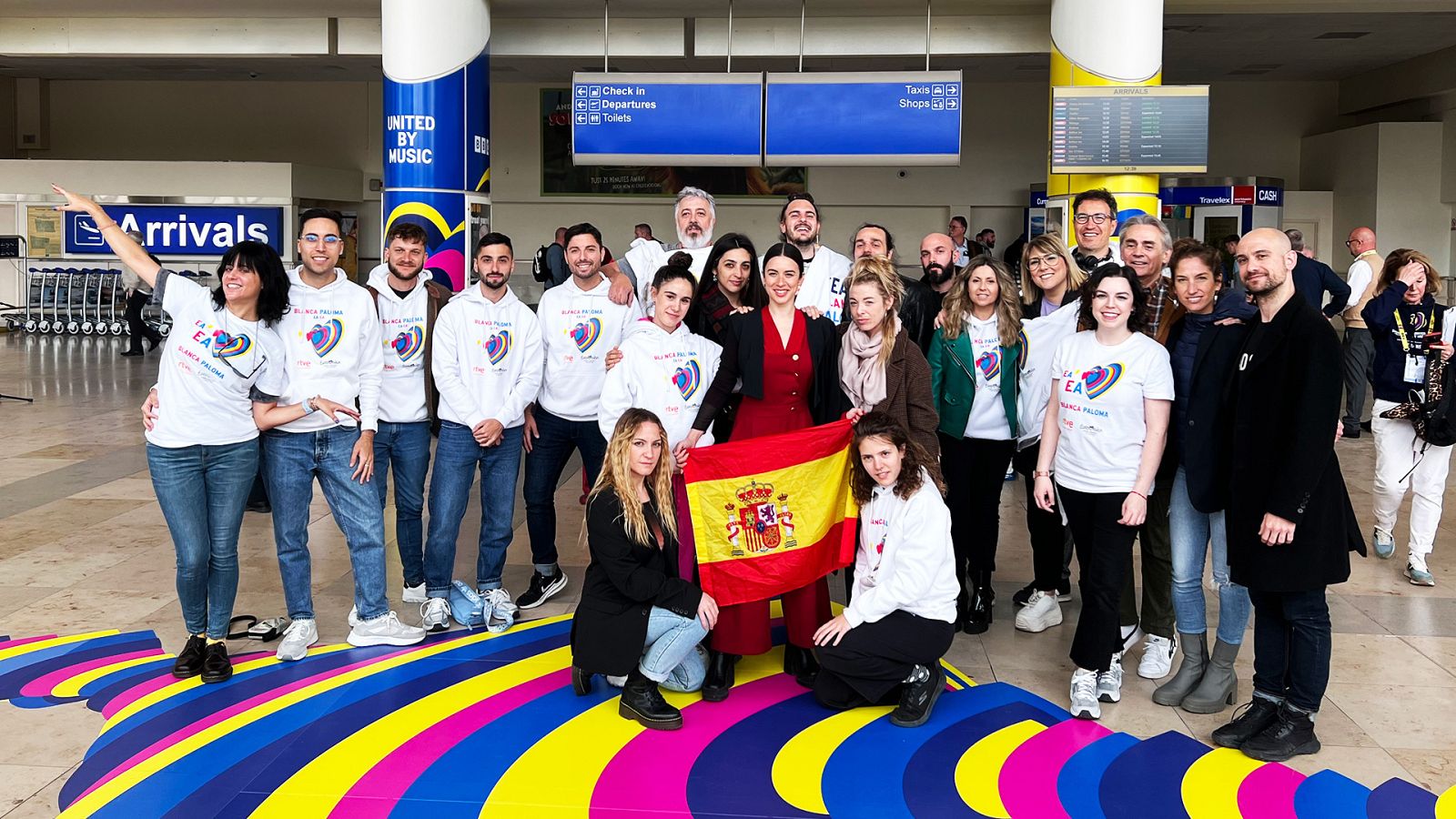 Blanca Paloma y la delegación española aterrizan en Liverpool