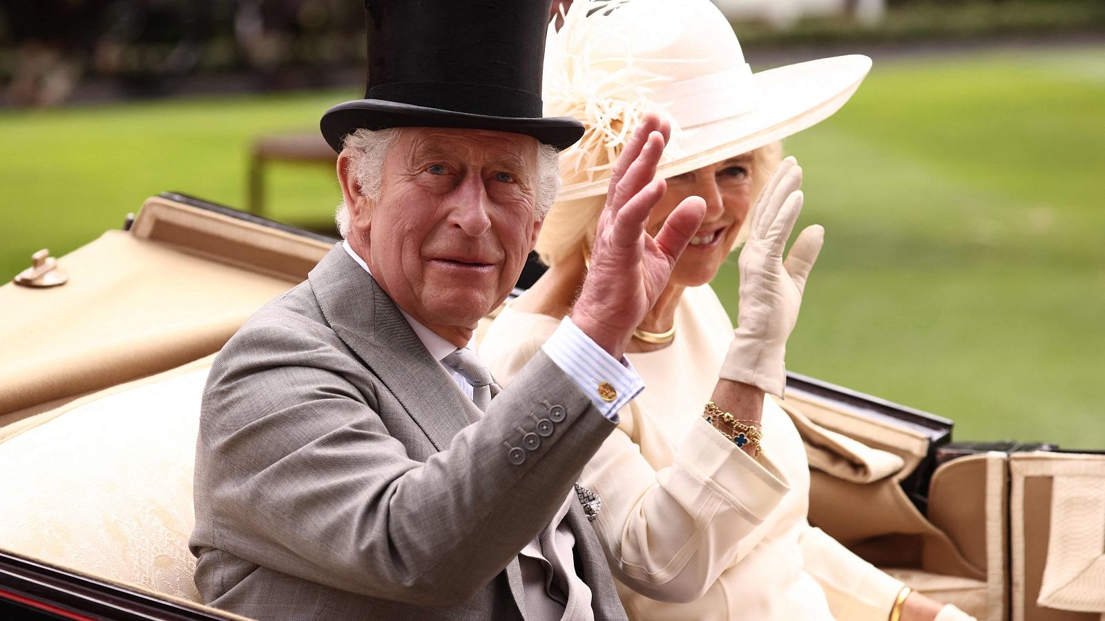 El rey Carlos III acompañado de la reina consorte Camila