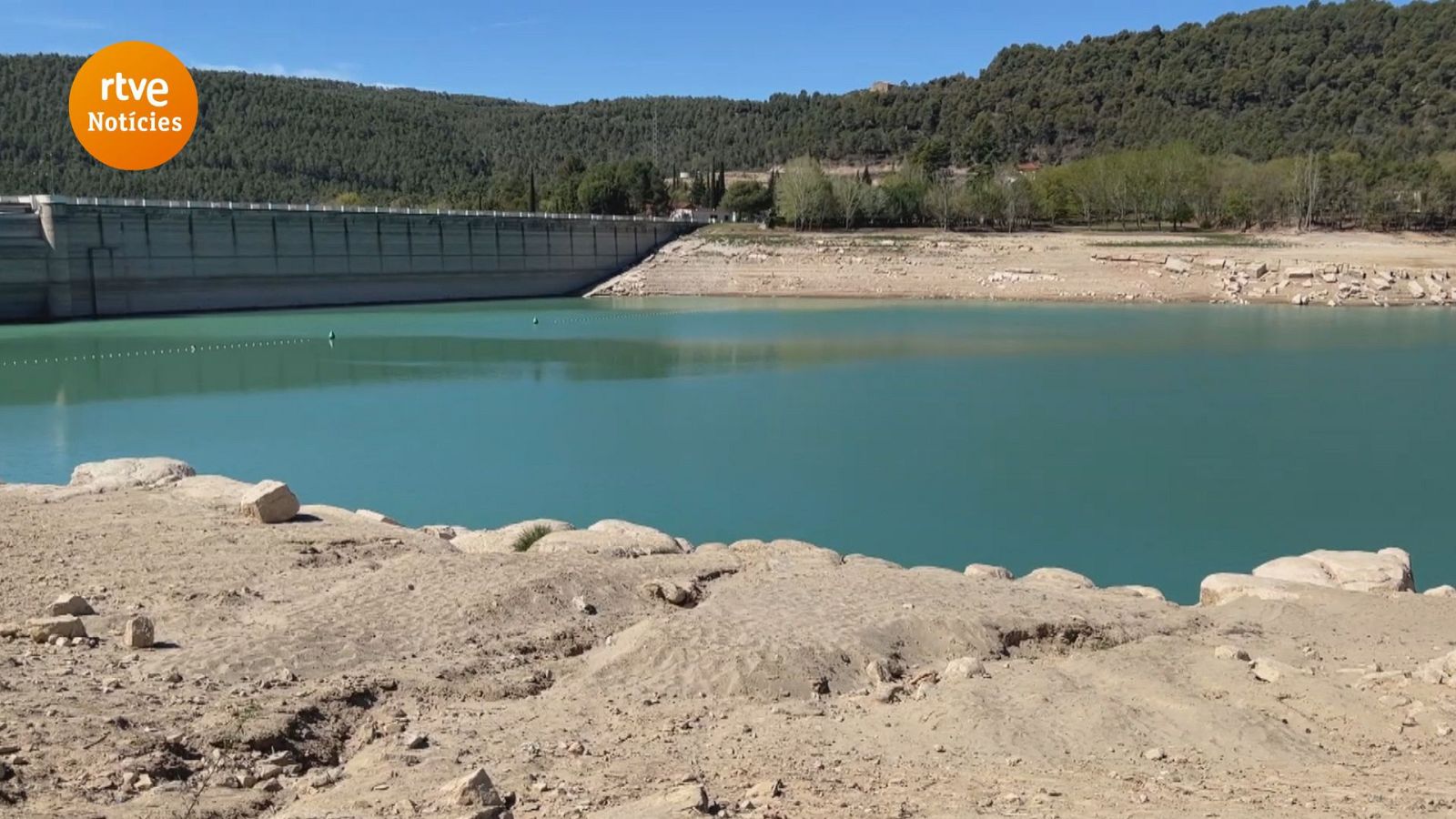 Imatge de l'embassament Darnius-Boadella en plena sequera