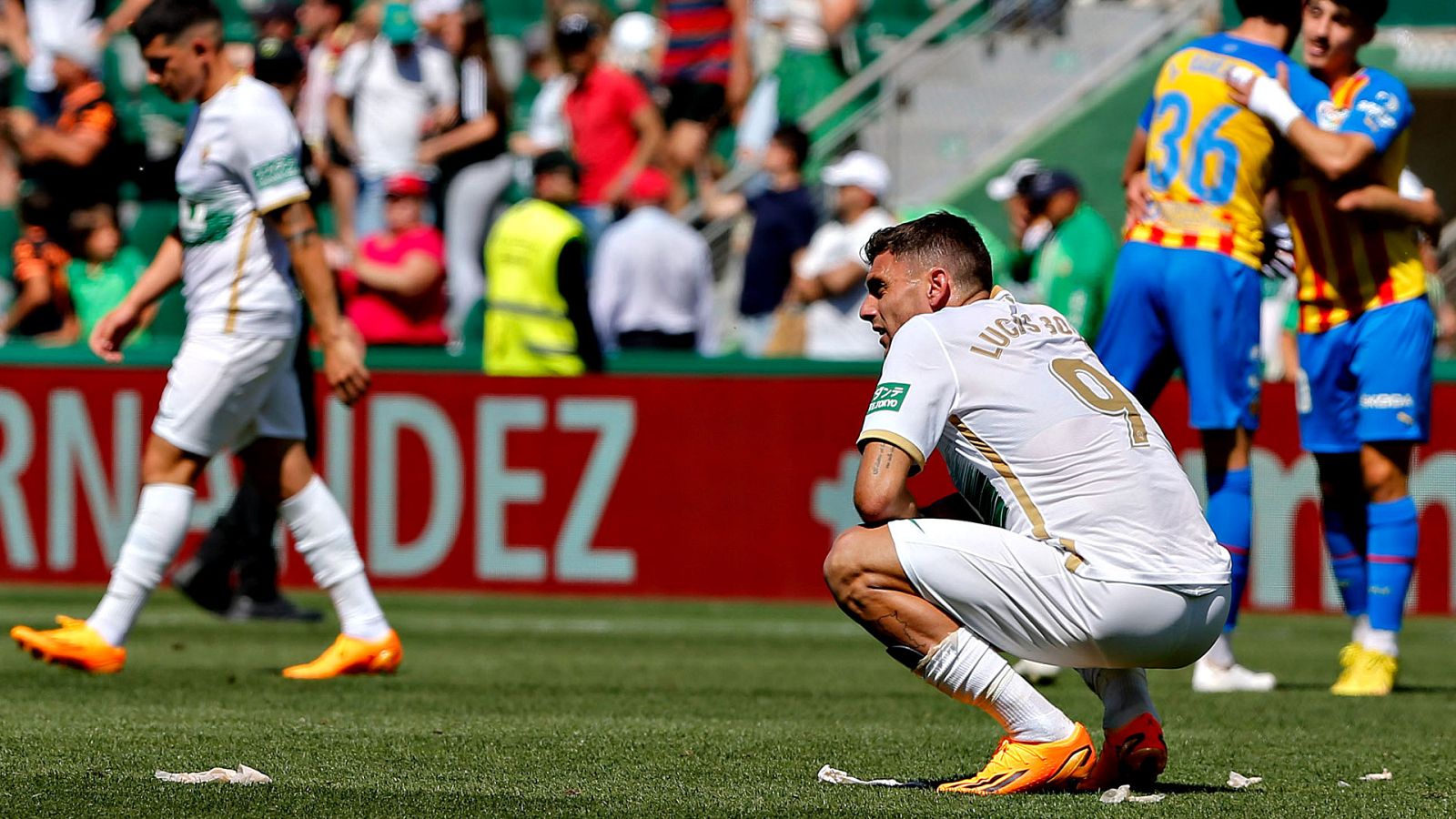 Lucas Boyé (d), delantero argentino del Elche, se lamenta al final del encuentro correspondiente a la treintava jornada de LaLiga entre el Elche y el Valencia este domingo en el estadio Martínez Valero de Elche