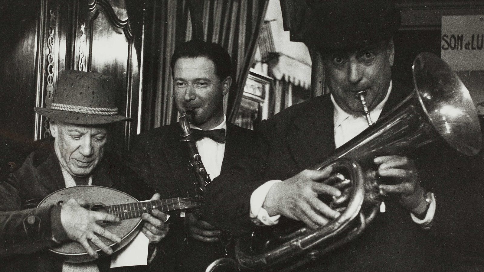 Pablo Picasso, Paco Muñoz y el anticuario Affentranger en su negocio de Arlés, 1959.