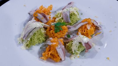 Receta de boquerones con bizcocho de tomate de Pilu