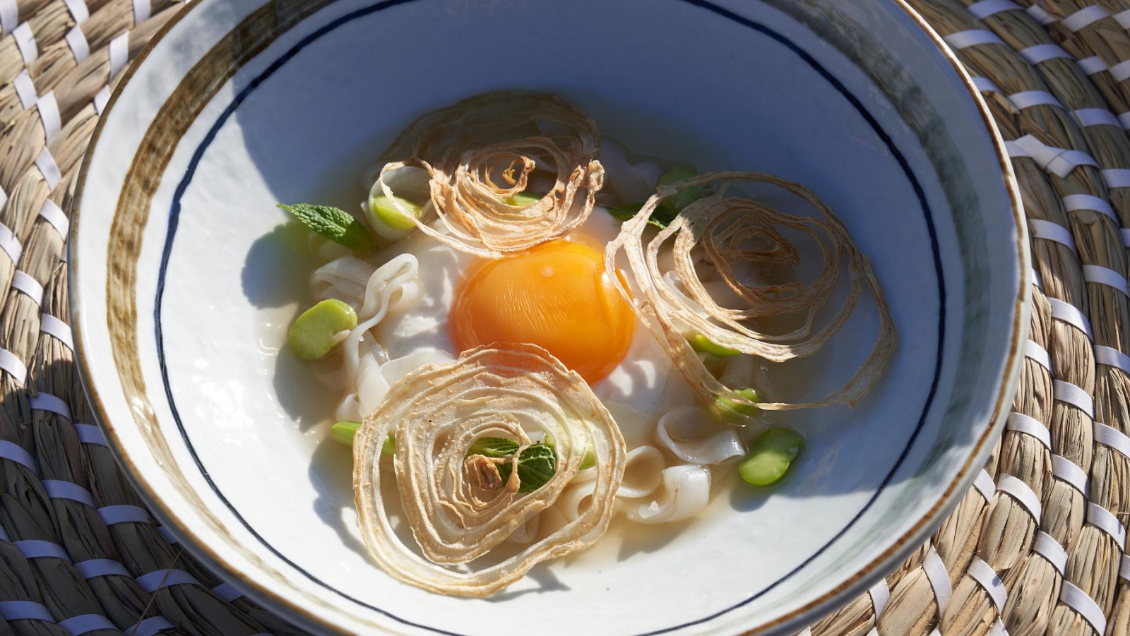 Receta de calamar con jugo de cebolla y habitas