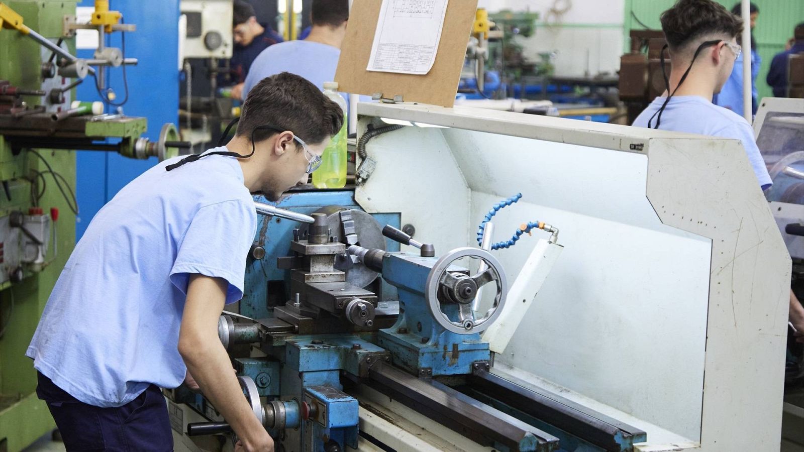 Varios alumnos de FP trabajan en el IES Arrabal de Carmona en Sevilla (Andalucía)