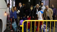 El gobernador de Texas reanuda envíos de grupos de inmigrantes en autobuses a Nueva York