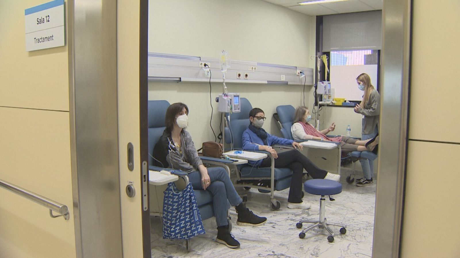Pacient rebent el tractament a l'Hospital de dia de la Vall d'Hebron
